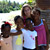 Maria e meninas alimentadas por Peter, americano que ajuda o Expedicionrios, Les Cayes